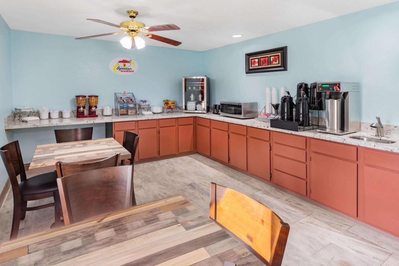 Super 8 By Wyndham Kinder/Coushatta Near Casino Bagian luar foto